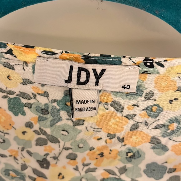 Floral romper with flutter sleeves - Picture 2 of 7